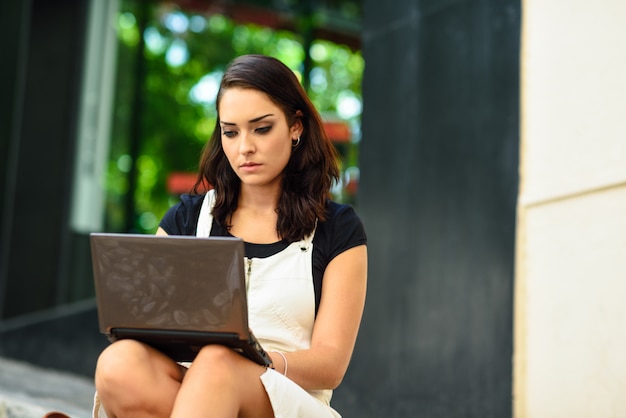 Donna di affari che indossa vestiti casuali che lavorano all'aperto.