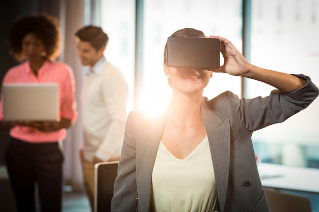 Photo businesswoman wearing virtual glasses