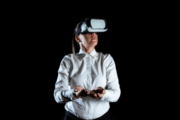 가상 현실 고글을 착용하고 시뮬레이터를 즐기는 사업가 미래의 가제트를 사용하여 현대적인 혁신적인 기술을 몸짓으로 제시하는 우아한 여성