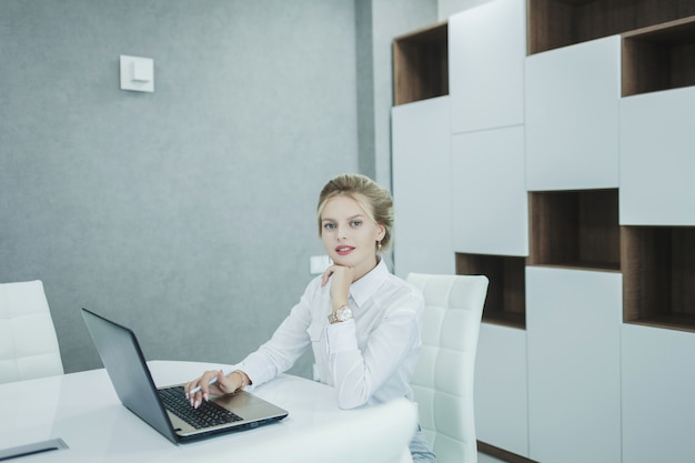 Photo businesswoman wearing white shirt