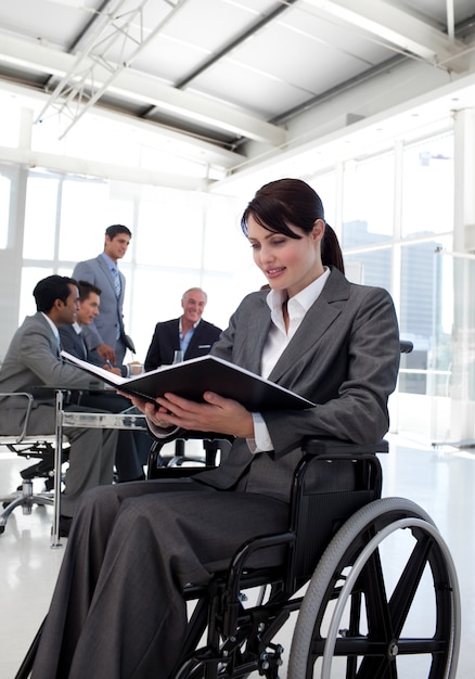 Предприниматель в инвалидной коляске, чтение доклада