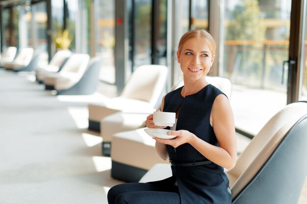 コーヒーまたは紅茶のカップと実業家