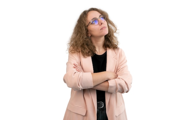 Foto donna di affari con le braccia incrociate alzando lo sguardo isolato su bianco