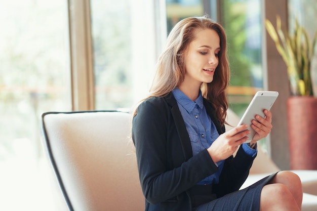 Photo businesswoman with digital tablet in office