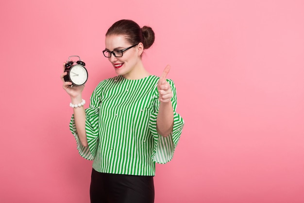 Photo businesswoman with hair bun and clocks