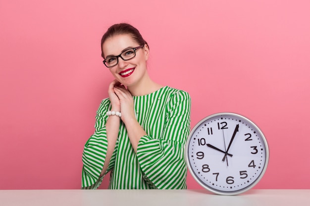 Photo businesswoman with hair bun and clocks