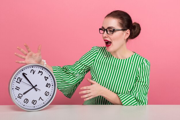 Photo businesswoman with hair bun and clocks