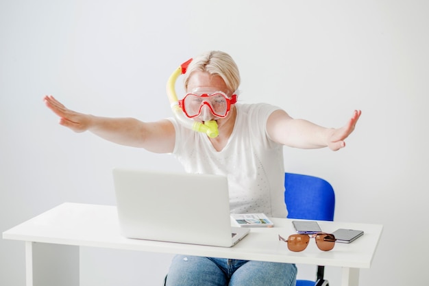 Imprenditrice con una maschera da sub che si tuffa nel suo lavoro foto orizzontale