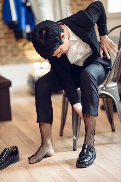 Photo businesswoman with very short haircut, dressing at home