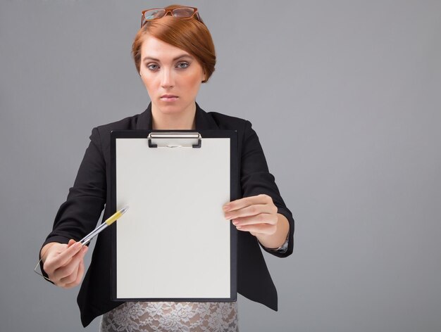 Photo businesswoman with white sheet of paper