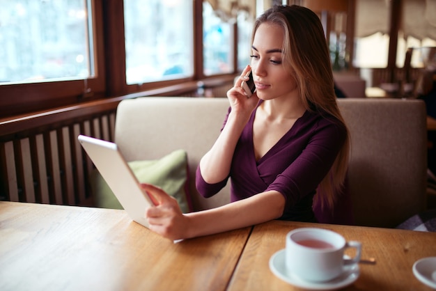 カフェで働く女性実業家