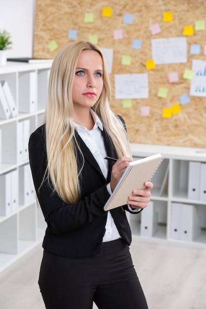 Foto imprenditrice al lavoro