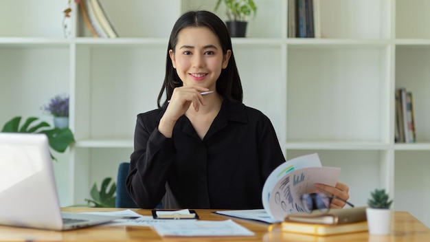 사진 사무실에서 일하는 사업가