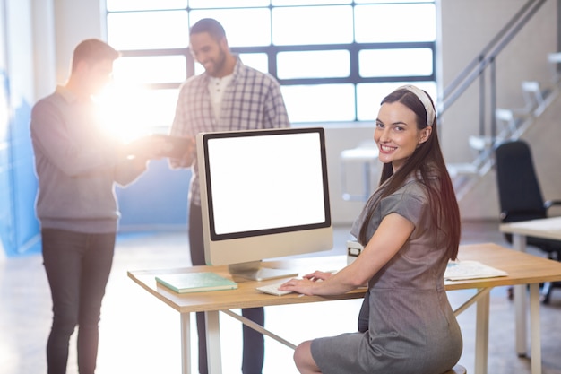 Foto donna di affari che lavora nell'ufficio creativo