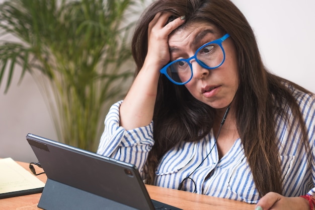 Photo businesswoman working at desk.