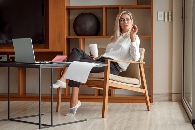 Photo businesswoman working on laptop