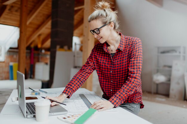 Photo businesswoman working in office