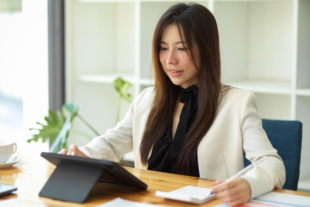 オフィスで働く女性ビジネスマン