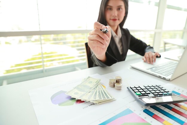 Photo businesswoman working in office