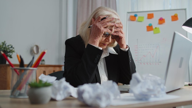 Photo businesswoman working in office