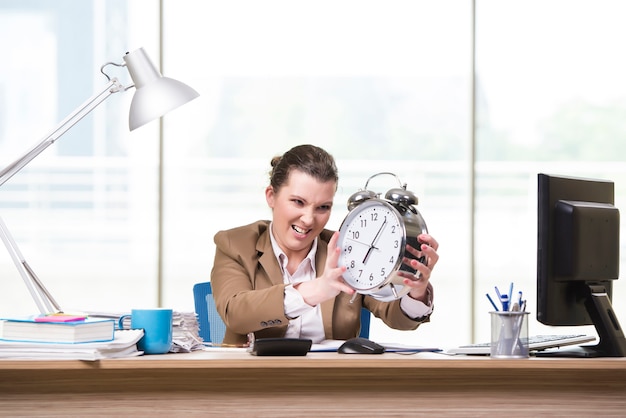 Photo businesswoman working in the office