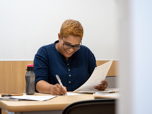 Photo businesswoman working on table in office