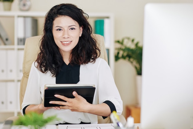 Businesswoman working on tablet