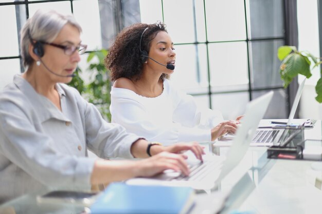 Photo businesswoman working with a headset and accompanied