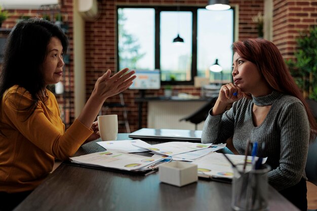 Photo businesswomen brainstorming at office