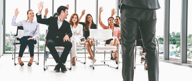 Foto donne e uomini d'affari in riunione di gruppo