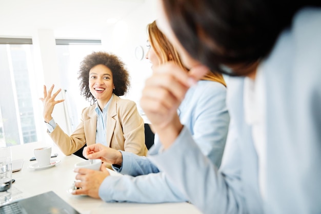 Photo businesswomen discussing while sitting at table