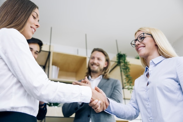 Foto handshaking delle donne di affari dopo l'accordo di affare