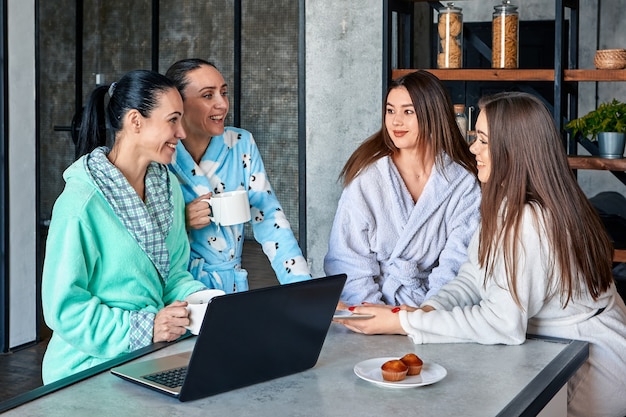 Businesswomen hold meeting in an informal setting