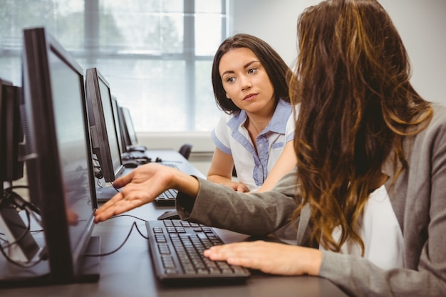 Donne di affari che guardano insieme lo schermo di computer