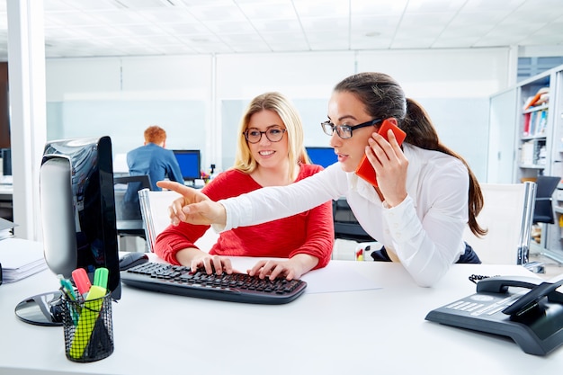 Businesswomen team working at offce desk