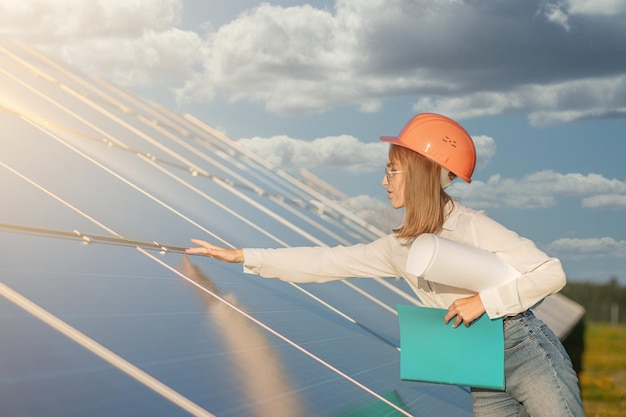 태양광 발전소에서 야외 작업을 하는 태블릿 체크리스트 여성과 함께 태양광 발전소에서 장비 점검을 하는 경제인