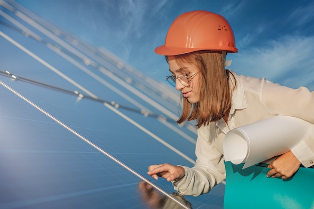 Foto imprenditrici che lavorano al controllo delle apparecchiature presso la centrale elettrica solare
