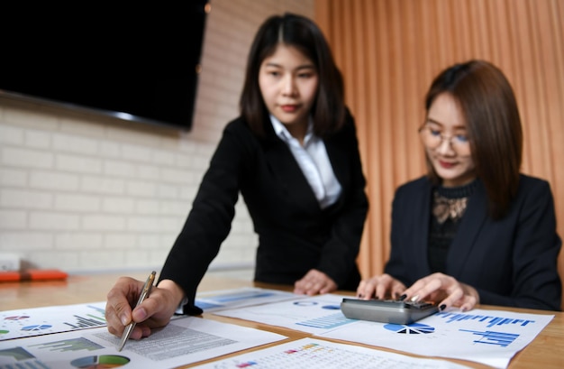 写真 デスクで働く女性ビジネスマン