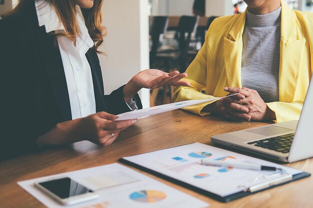 Foto donne d'affari che lavorano insieme in ufficio