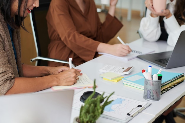 Foto imprenditrici che lavorano insieme in ufficio