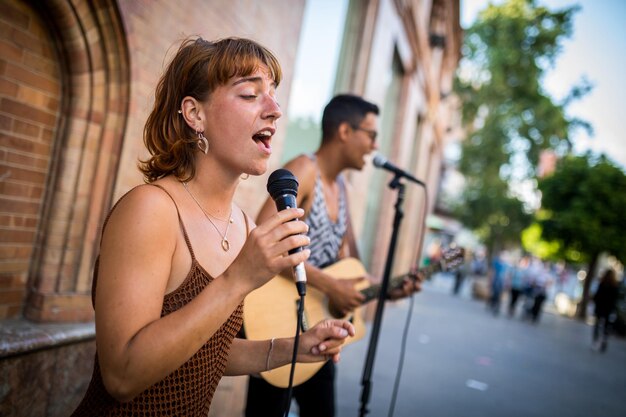 Buskers spelen op een drukke straat in Sevilla, Spanje. Detailopname