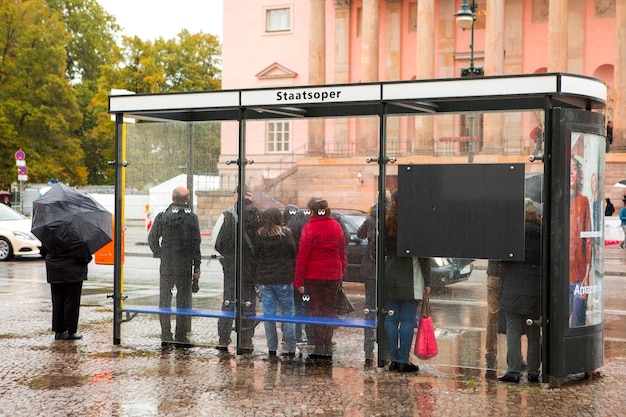 Buskiosk op straat onder de Lindenboom in Berlijn, Duitsland