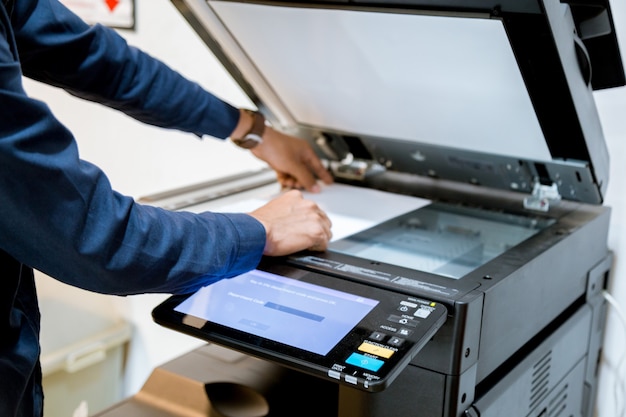 Bussiness-man Handdrukknop op paneel van printer