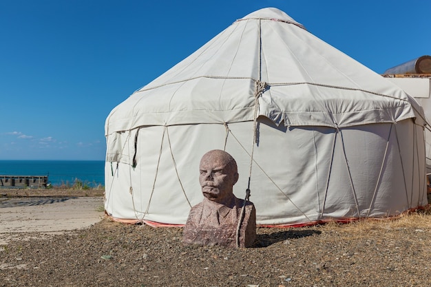 Il busto di vladimir lenin vicino alla tenda dei nomadi la statua di pietra del leader sovietico