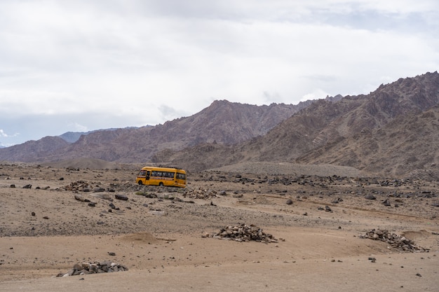 Foto busvervoer tussen leh ladakh naar moriri lake