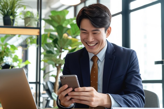Busy Aziatische leidinggevende met telefoon en laptop op kantoor