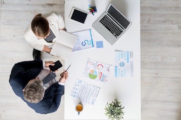 Photo busy colleagues setting up new goals at meeting