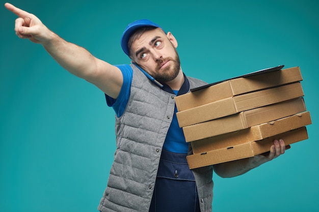 Uomo di consegna occupato lavorando