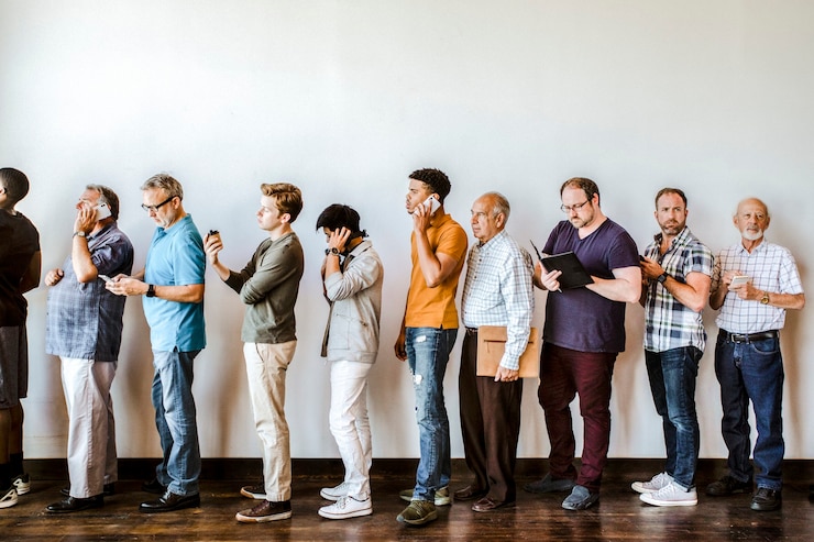 Photo busy diverse men standing in a line