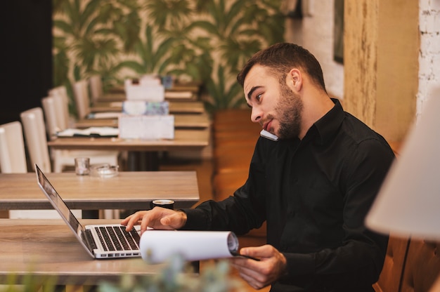 Photo busy handsome man working from cafe